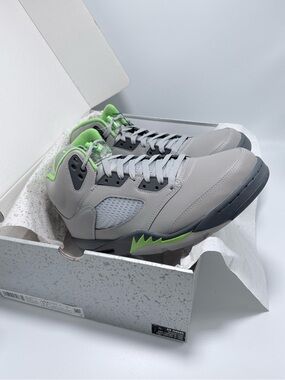 NIB Size 11.5 New Men's Gray and Neon Green Jordan High-Top Sneakers